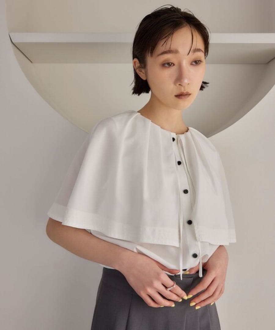 EMMEL REFINES ステッチケープブラウス　【ホワイト】