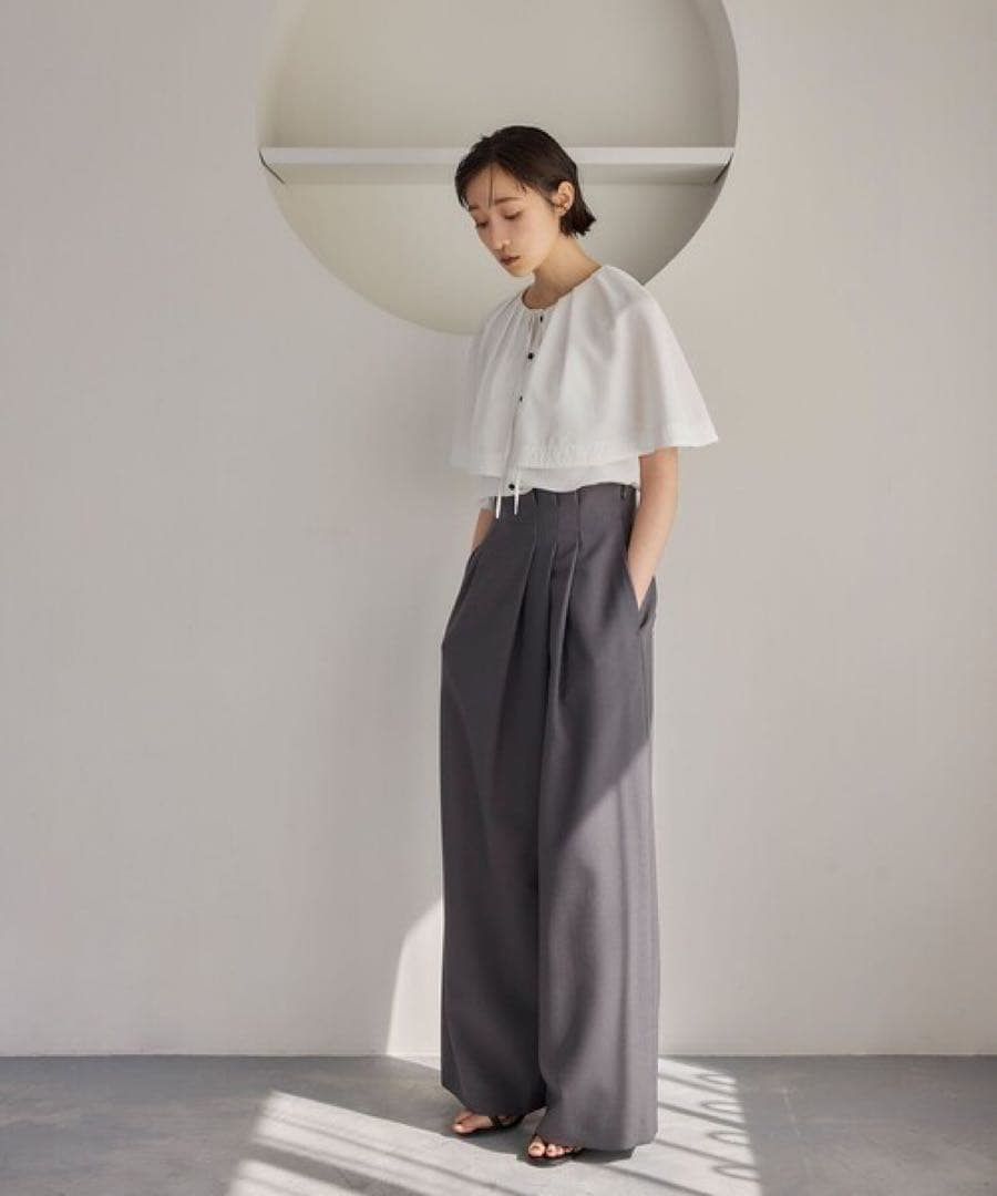 EMMEL REFINES ステッチケープブラウス　【ホワイト】