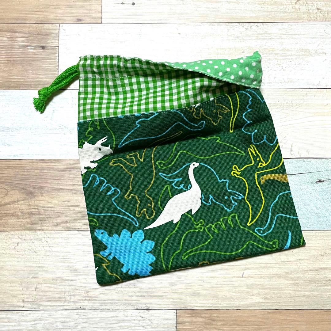 ハンドメイド★グリーン。恐竜プリント×ギンガム切替片側紐出し巾着。入園グッズ