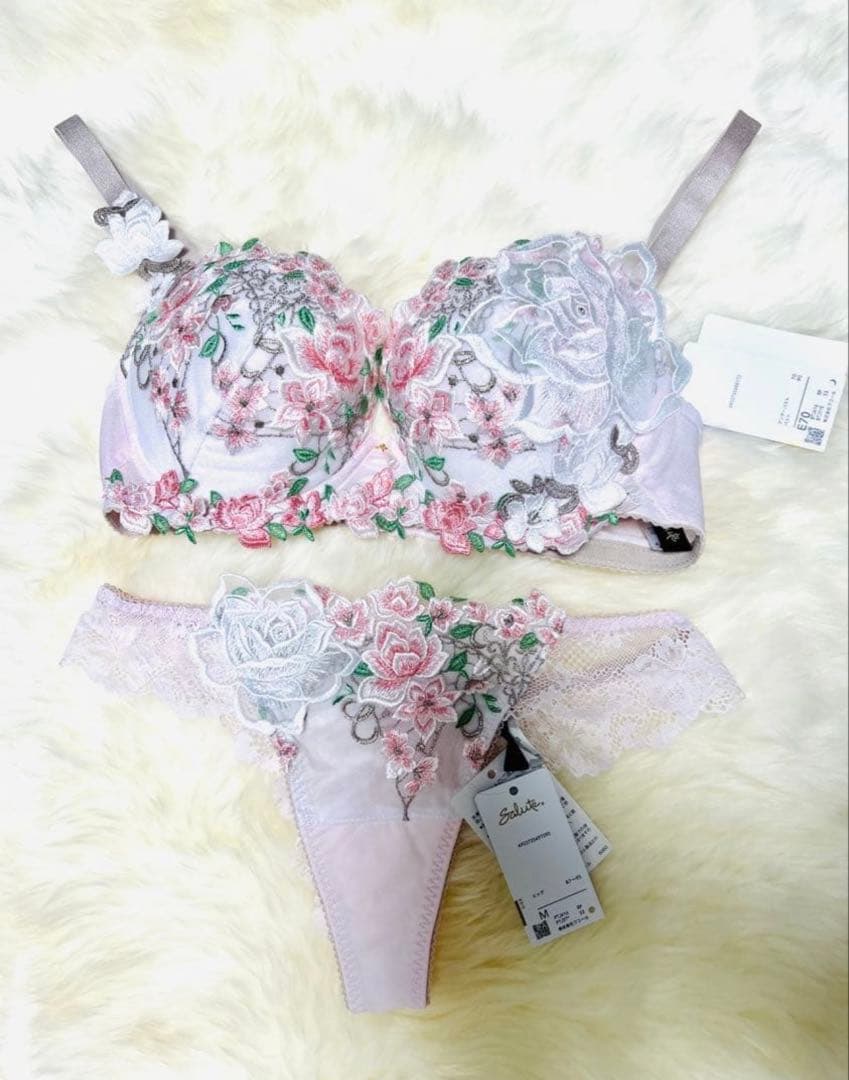 最終SALEサルートブラ E７０ ＆Tバックセット♡今月出品取り下げます‼️