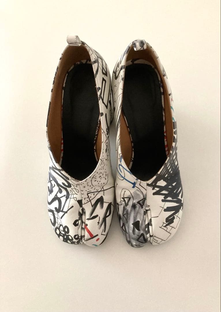 マルジェラ タビパンプス／ Maison Margiela 38Graffiti