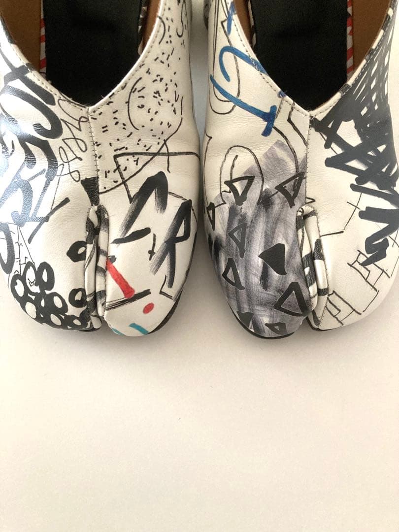 マルジェラ タビパンプス／ Maison Margiela 38Graffiti