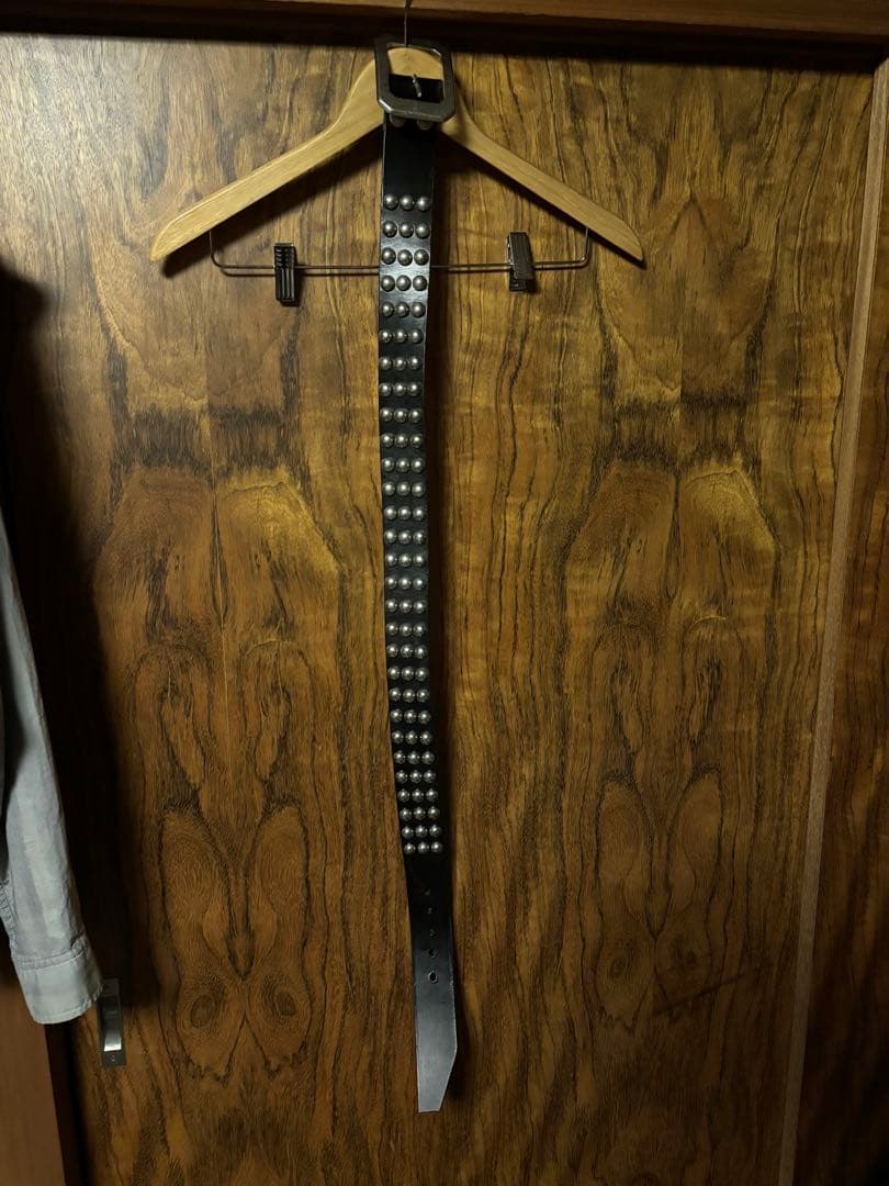 ネオンレザーガーメントスタッズ付き黒レザーベルト