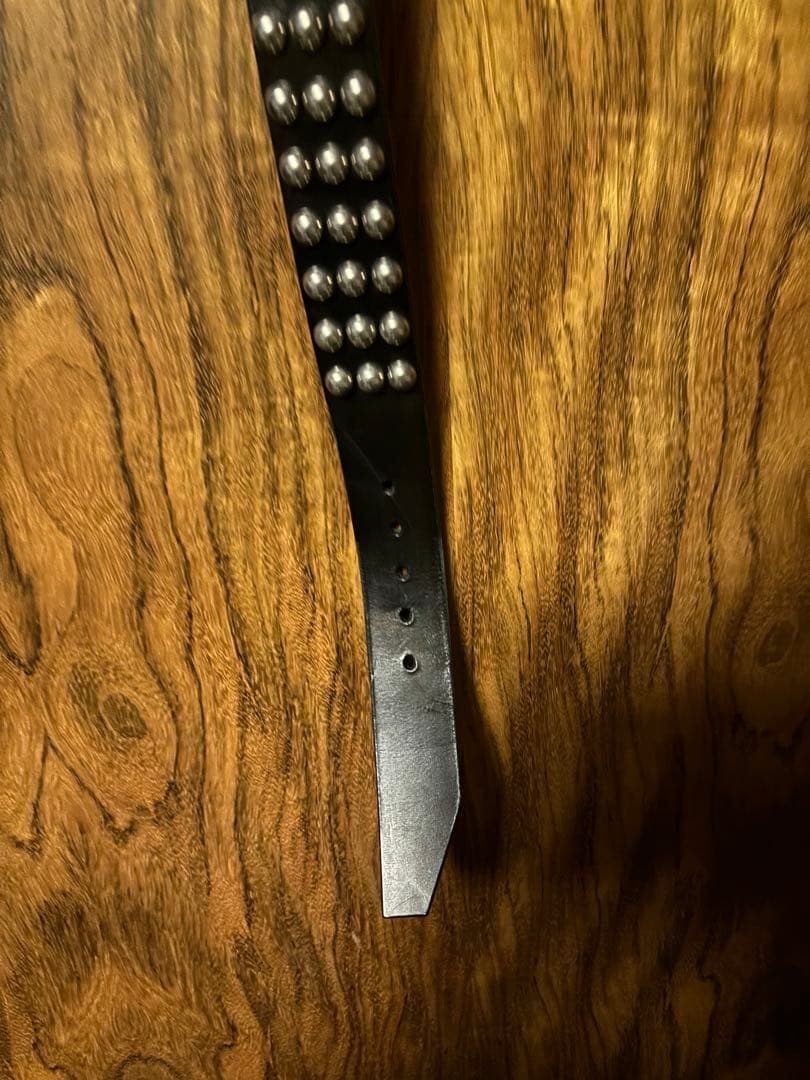 ネオンレザーガーメントスタッズ付き黒レザーベルト