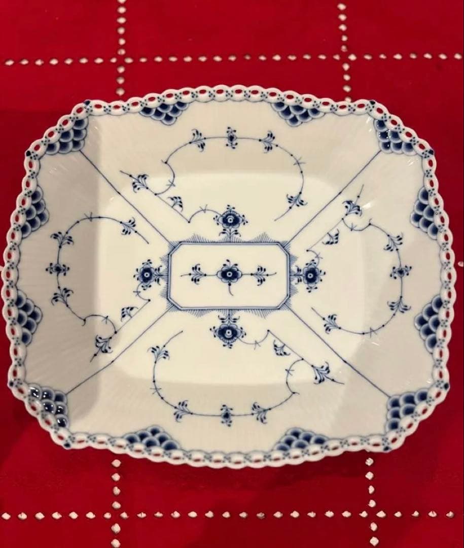 未使用◼️ブルーフルーテッド フルレース ケーキ ディッシュ スクエア 26cm