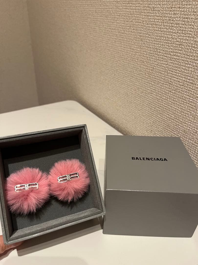 超値下げ！BALENCIAGA ピンクファーポンポンピアス