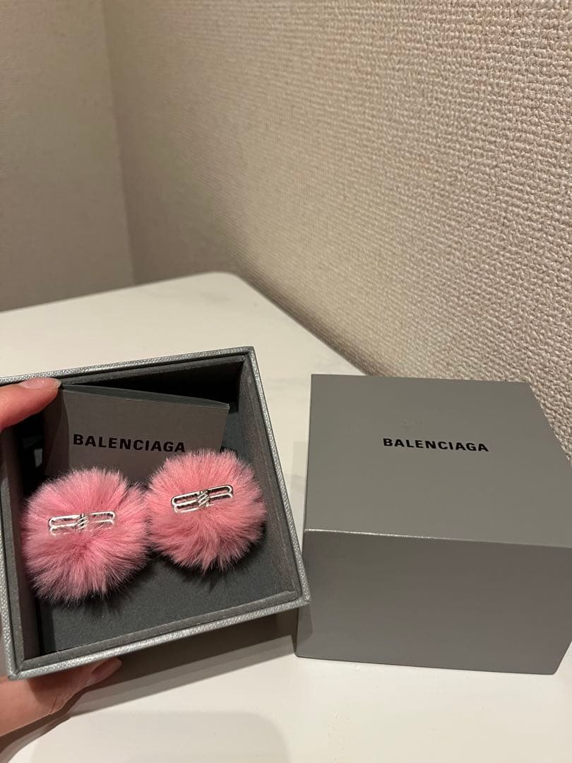 超値下げ！BALENCIAGA ピンクファーポンポンピアス