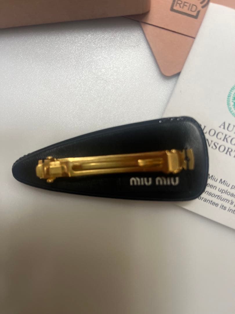 【新品・未使用】 miu miu パテントレザーヘアクリップ