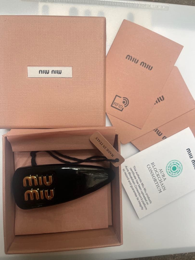【新品・未使用】 miu miu パテントレザーヘアクリップ