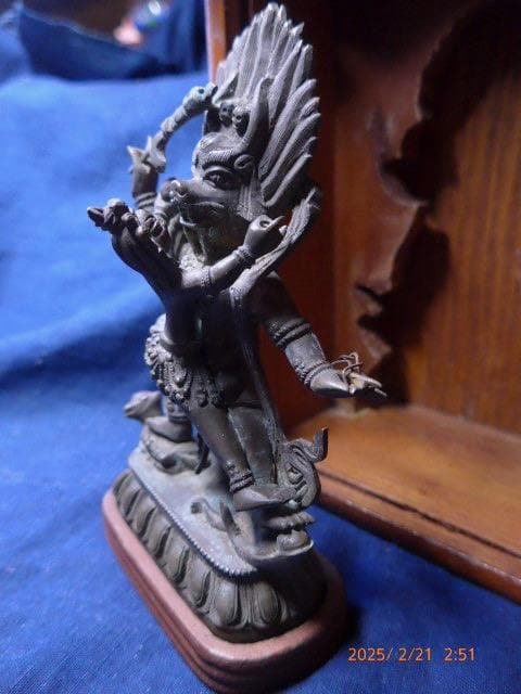 1080　とても古い青銅のインドの神様の像です