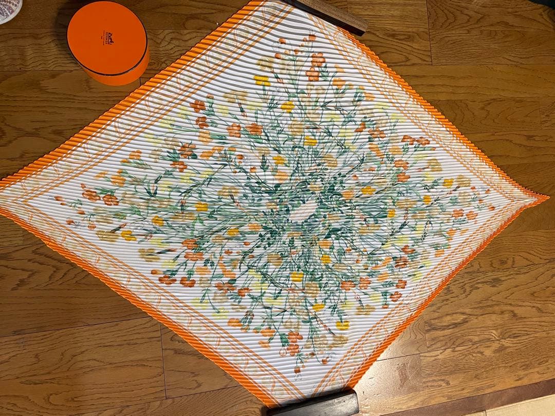 HERMES 花柄 シルクスカーフ　プリーツ
