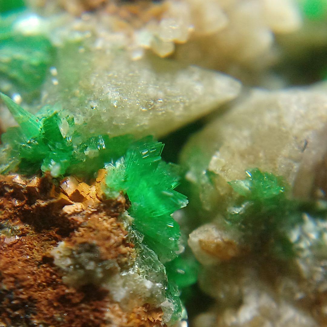 ニッケル華　原石　アナバーガイト　Annaberigite　カルサイト　鉱物標本