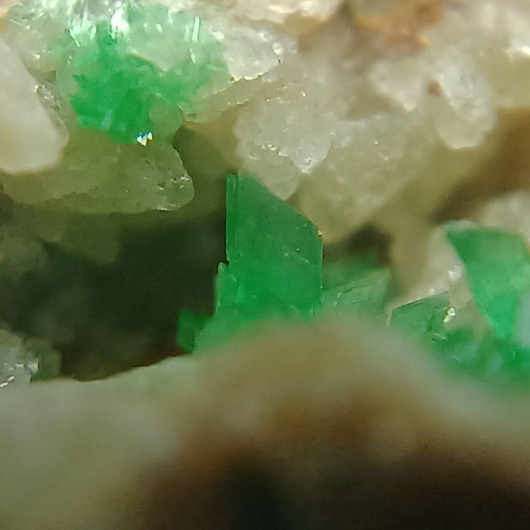 ニッケル華　原石　アナバーガイト　Annaberigite　カルサイト　鉱物標本