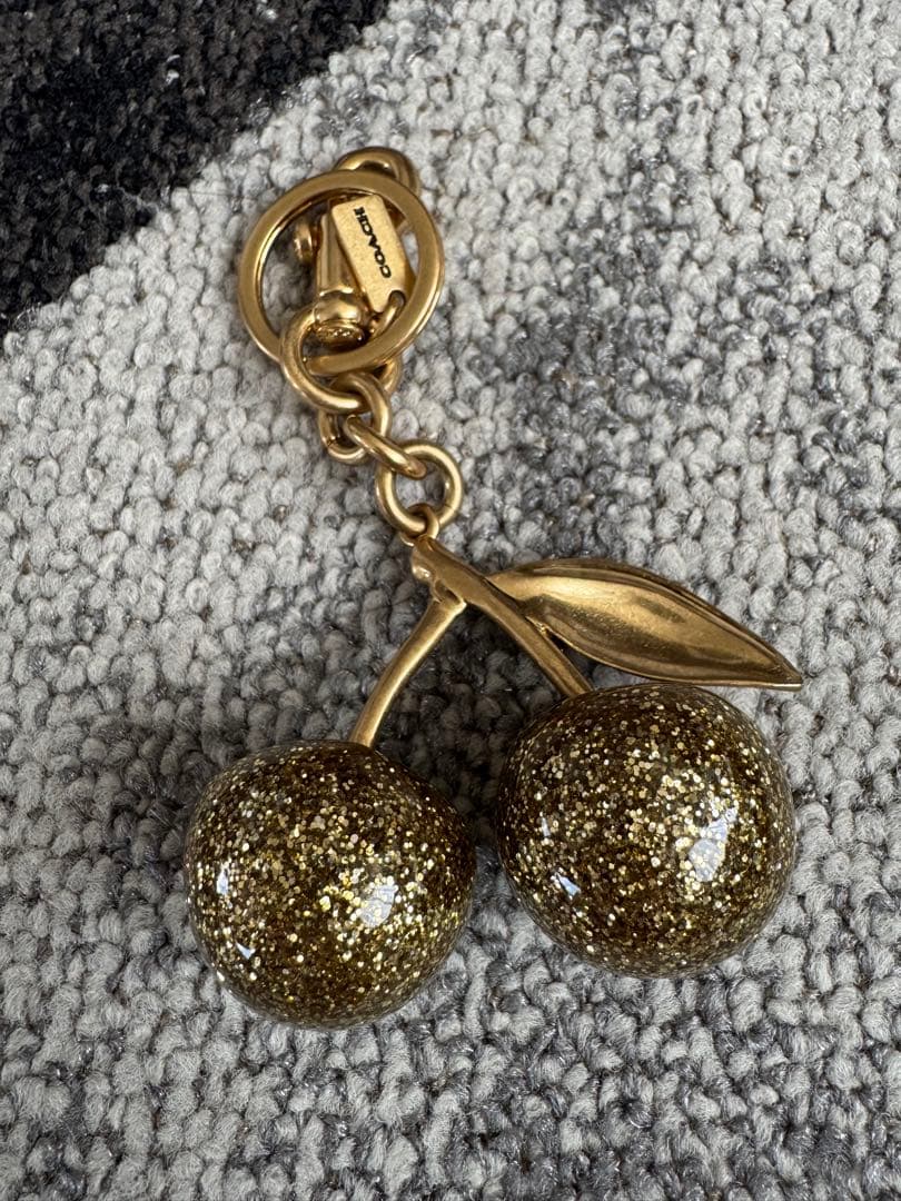 COACH チェリーキーホルダー ゴールドグリッター