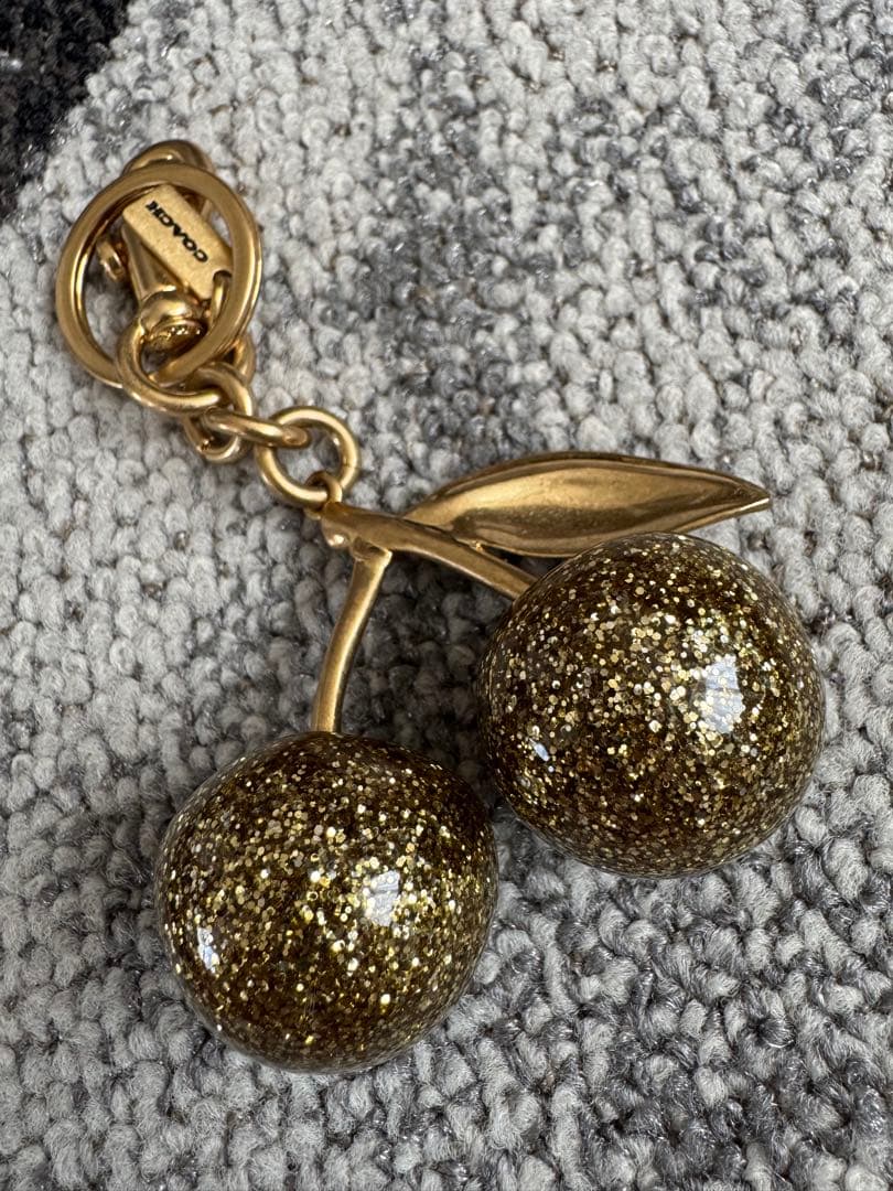 COACH チェリーキーホルダー ゴールドグリッター