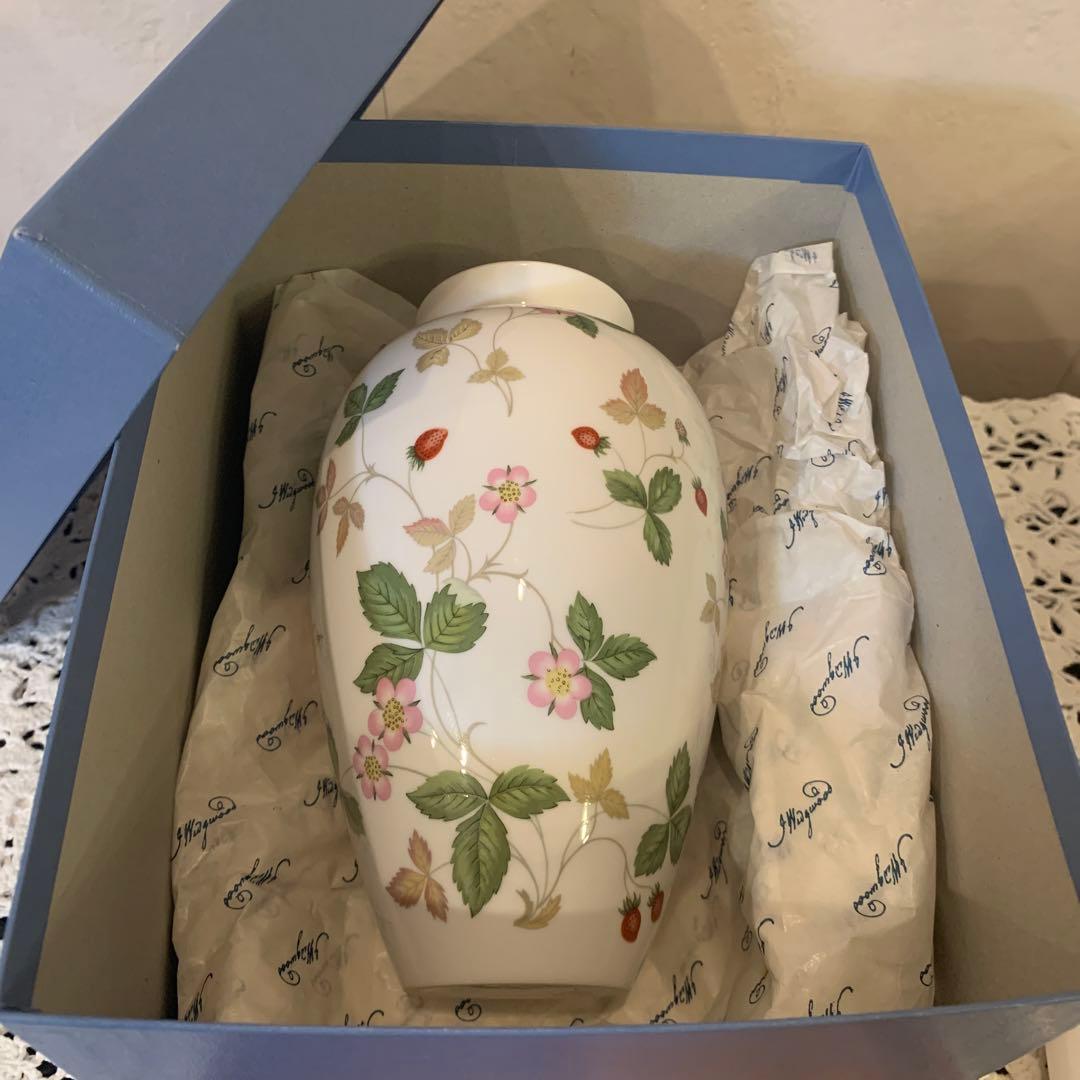 ウェッジウッド ワイルドストロベリー　花瓶　黒壺