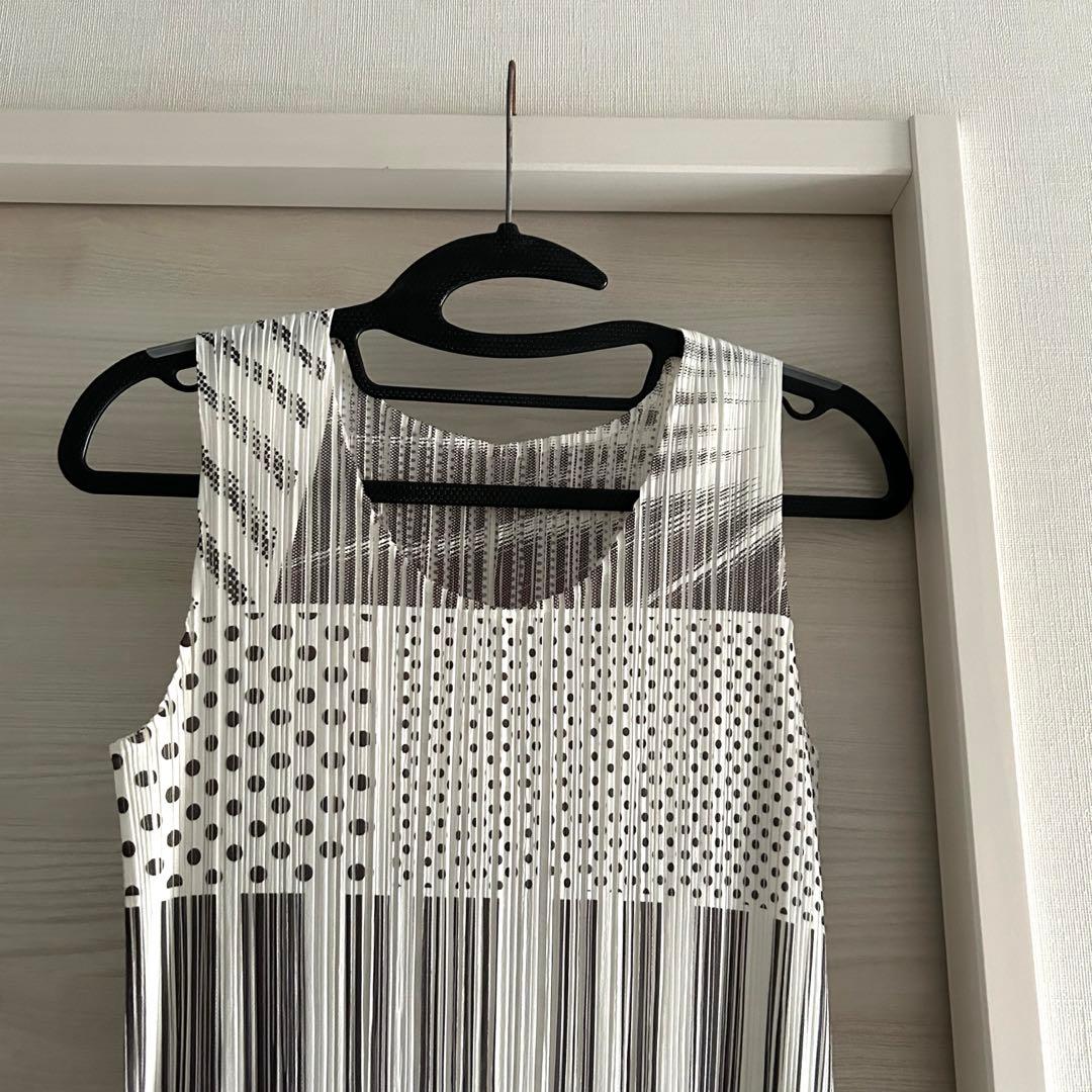 プリーツプリーズ　ロングワンピース　シルクスクリーン柄　ホワイト系　極美品