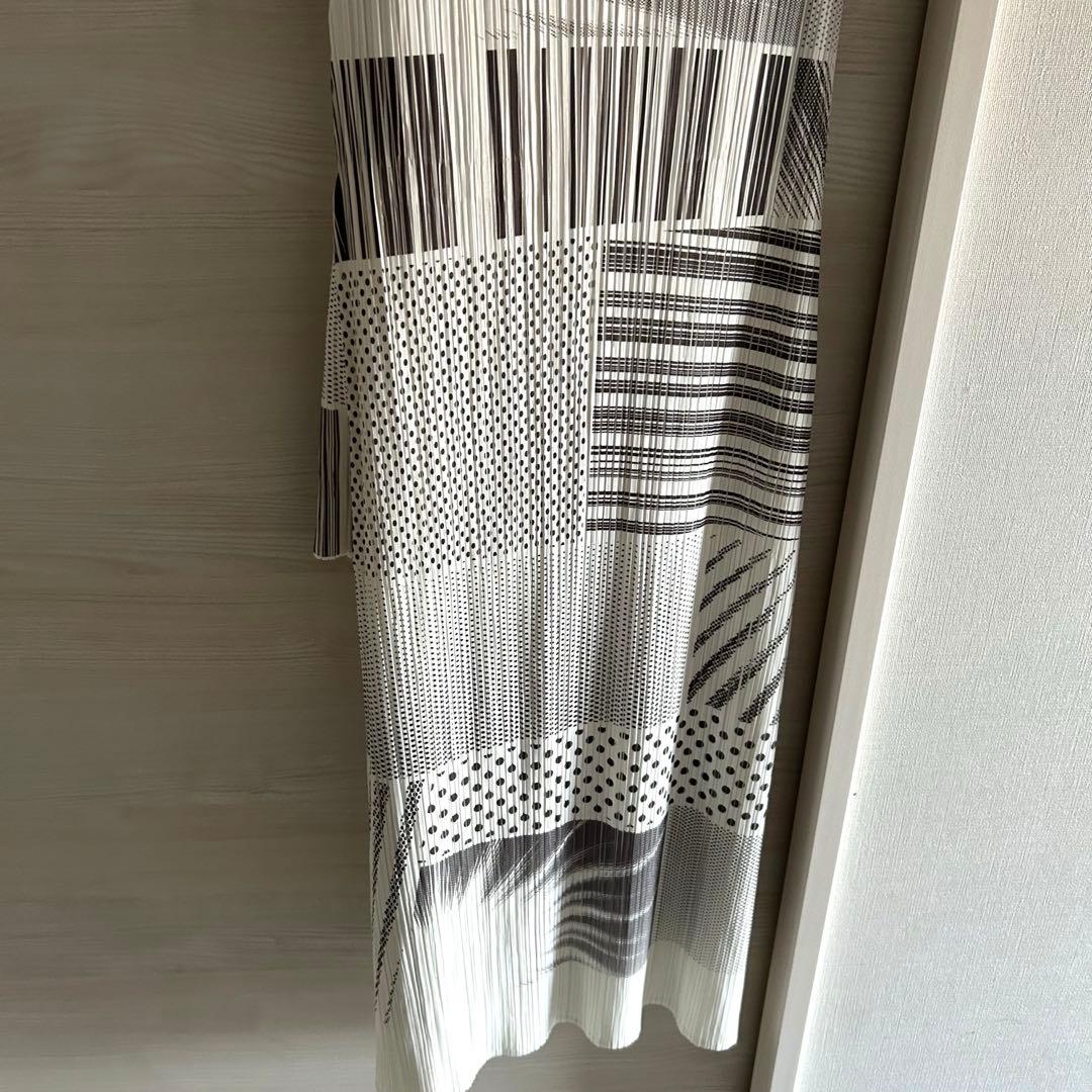 プリーツプリーズ　ロングワンピース　シルクスクリーン柄　ホワイト系　極美品