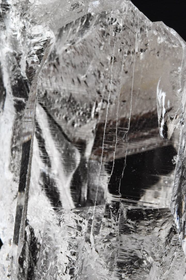 ガネーシュヒマール ラパ産 剥離痕に覆われたライトスモーキークォーツ02