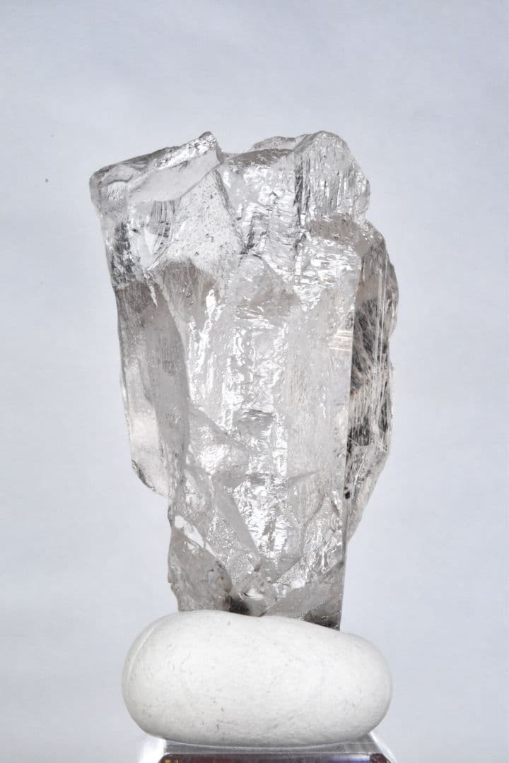 ガネーシュヒマール ラパ産 剥離痕に覆われたライトスモーキークォーツ02