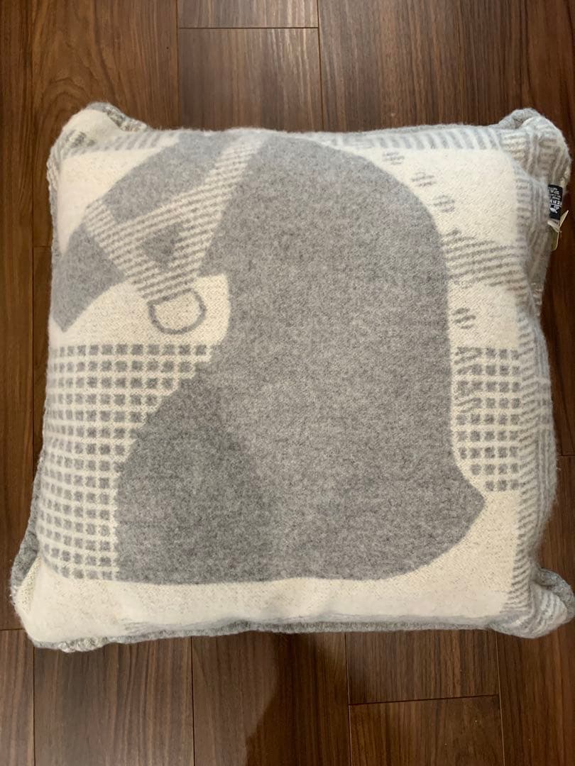 未使用　タグ付き　エルメス　レア　ロカバール　毛布１枚とクッション2個セット