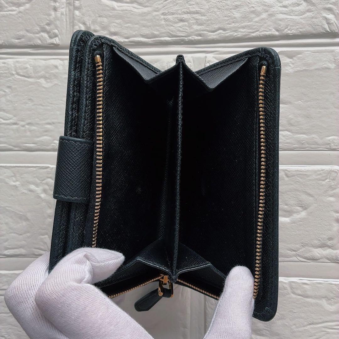 【美品】PRADA ブラックレザー 二つ折り財布 サフィアーノ　黒　ファスナー付