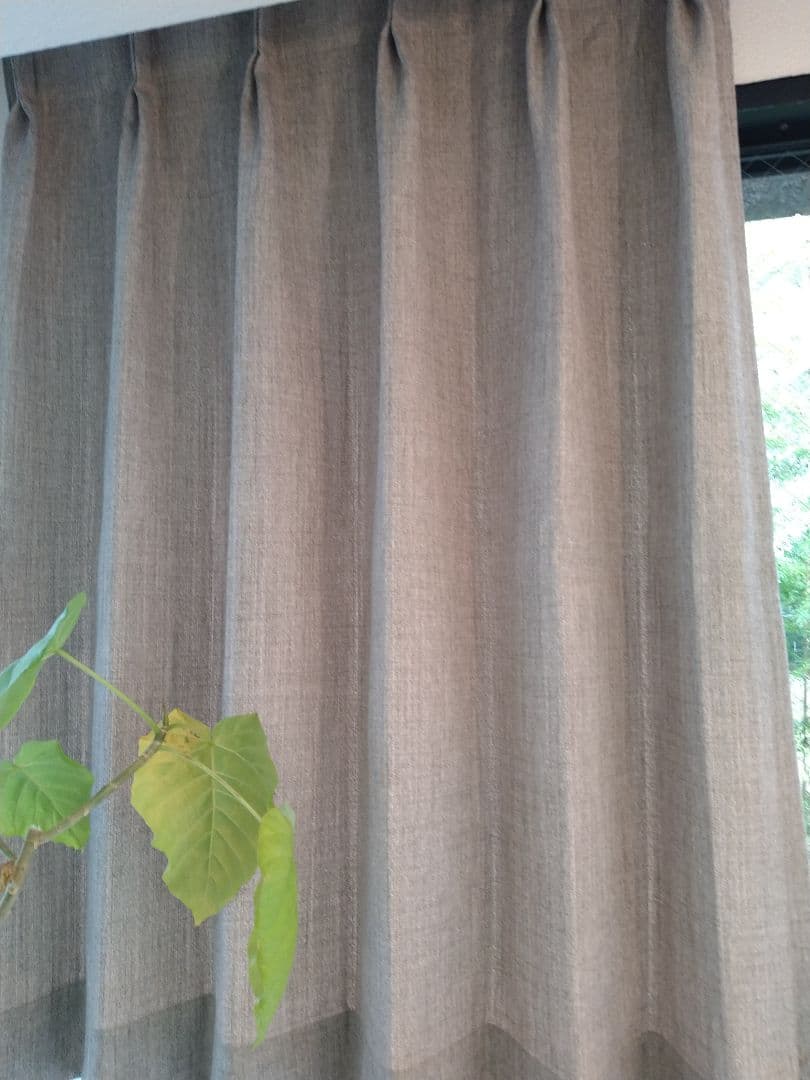 グレイッシュなファブリックカーテン