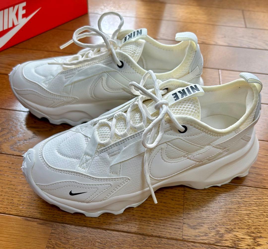 新品【NIKE】TC7900スニーカー　ホワイト 24cm