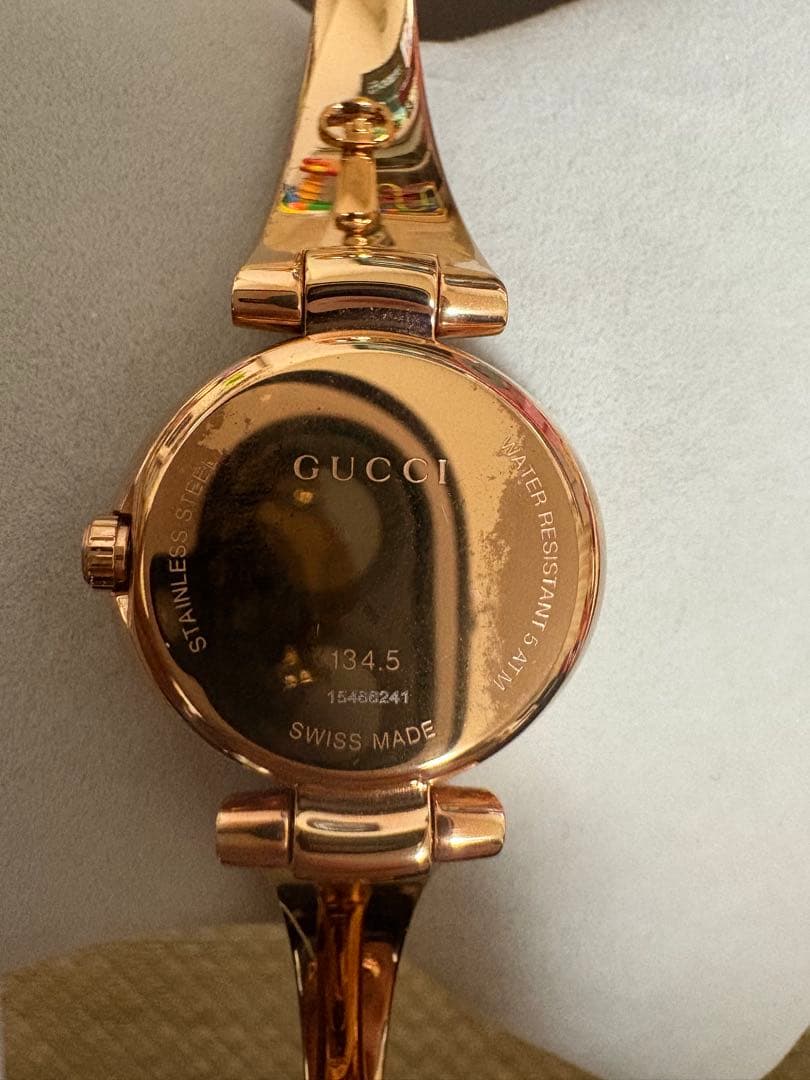 GUCCI（グッチ） 134.5 GG シェル バングル ウォッチ（腕時計）