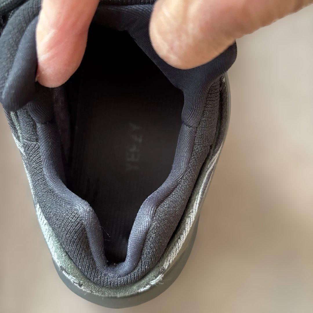 adidas yeezyスニーカー