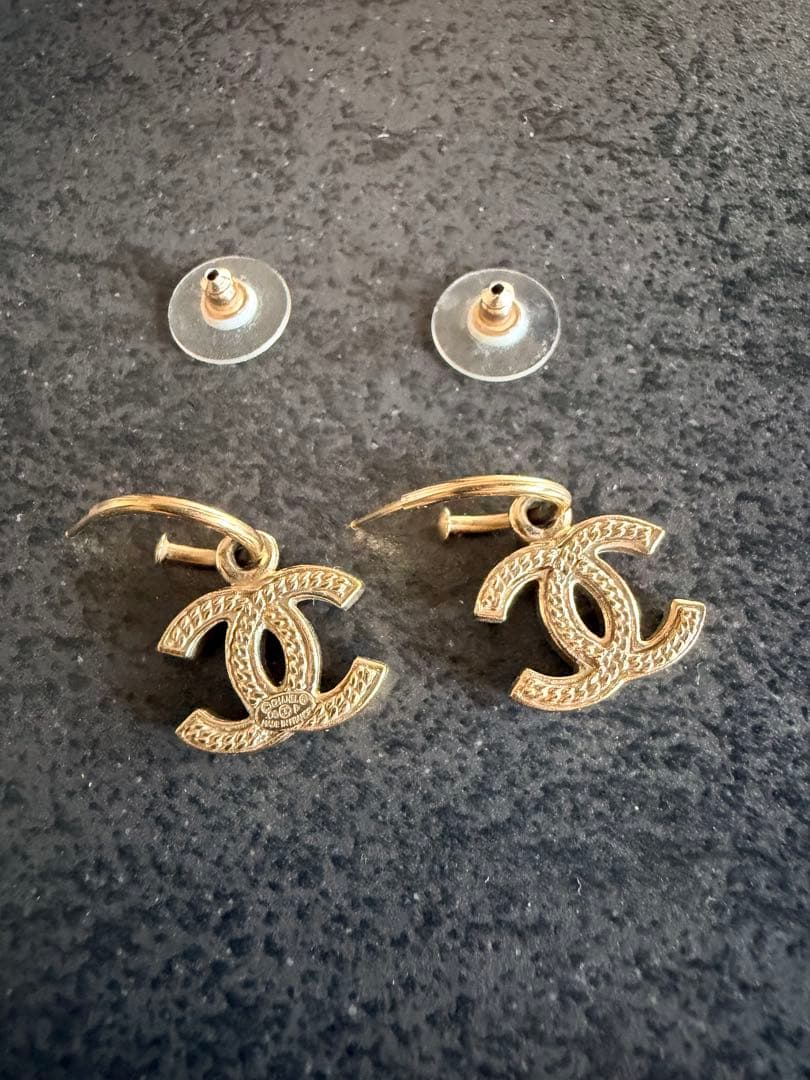 「美品」CHANEL ロゴデザイン ピアス（両耳）