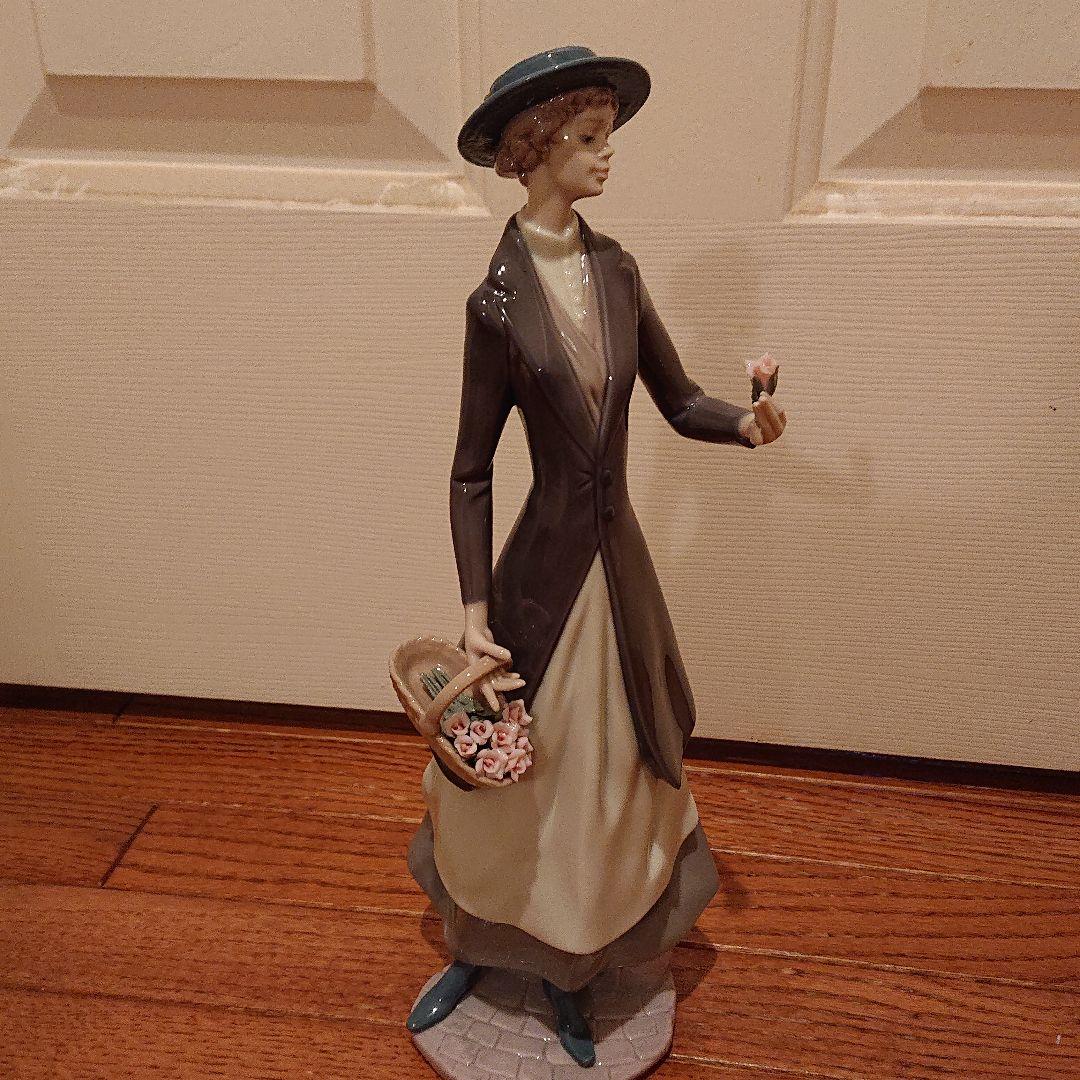 値下げしました。リアドロの薔薇をみつめる婦人