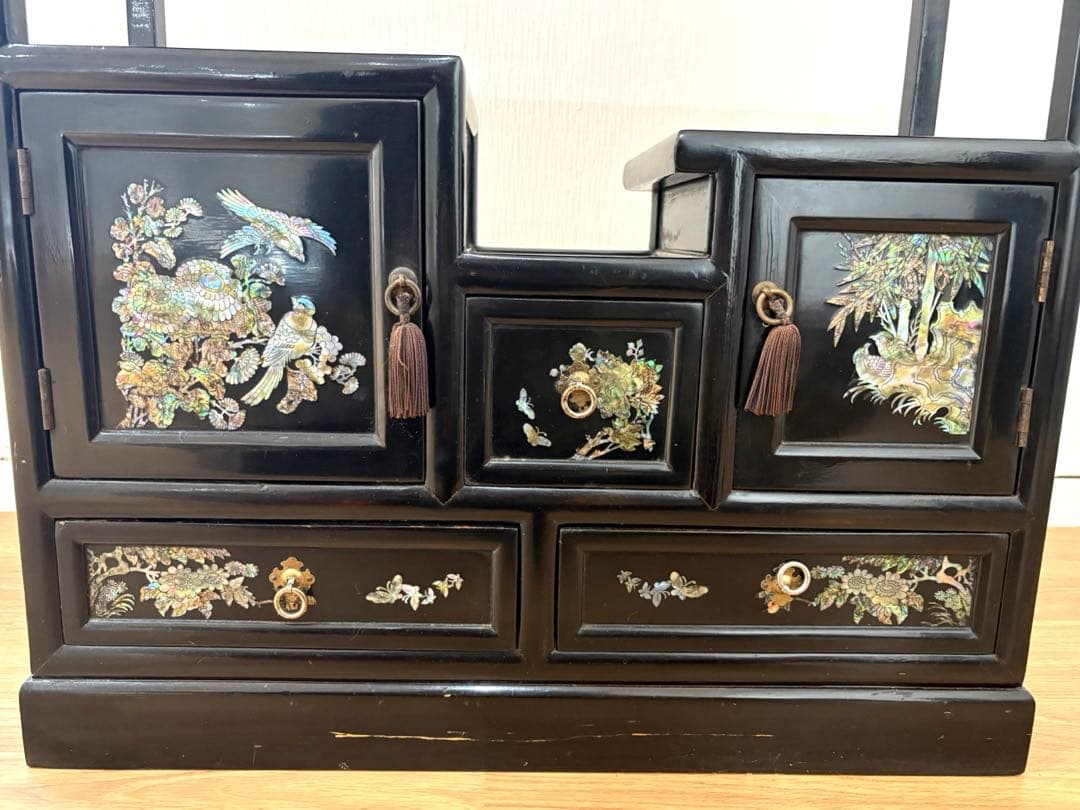 螺鈿細工の飾り棚　黒色　茶箪笥　花鳥の絵柄　段違い　和風　希少