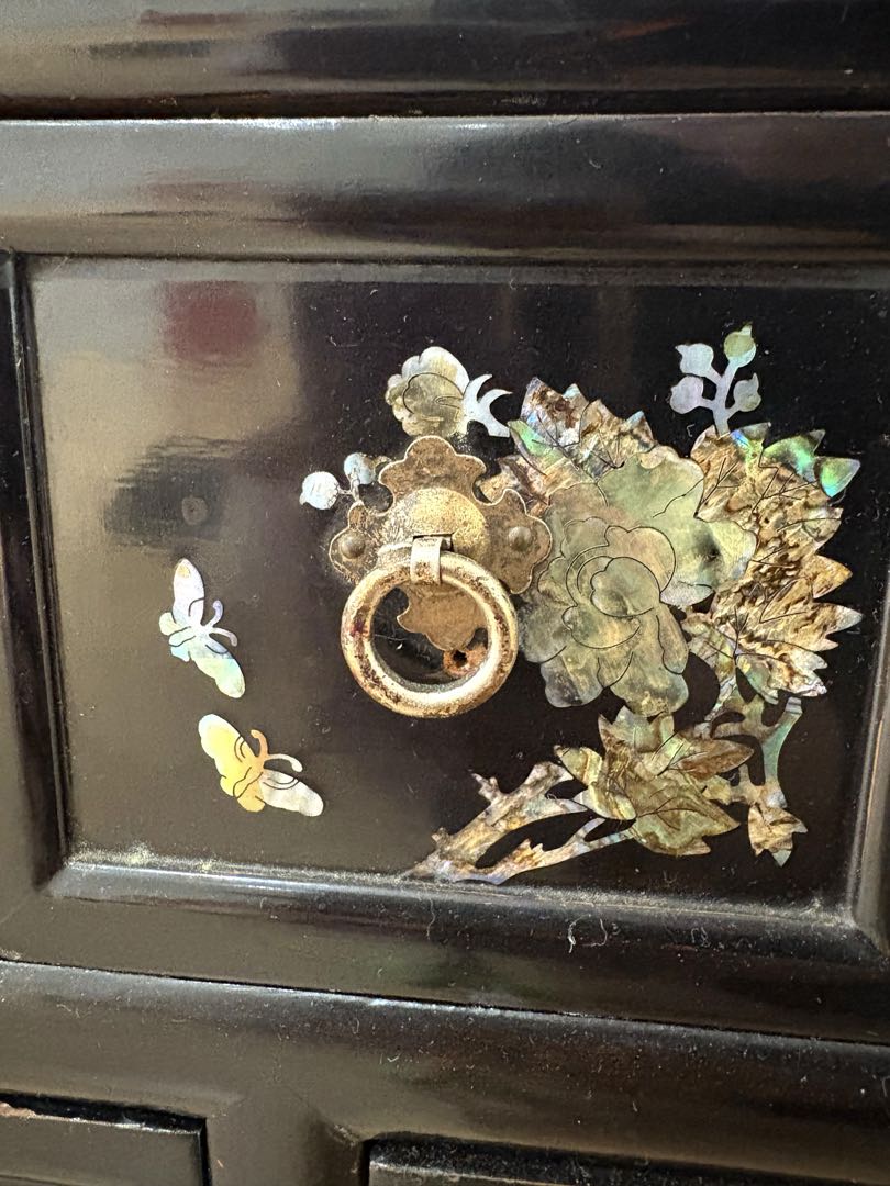 螺鈿細工の飾り棚　黒色　茶箪笥　花鳥の絵柄　段違い　和風　希少