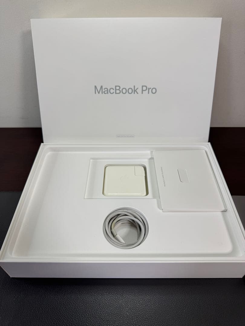 MacBook Pro 2016、13インチ、スペースグレイ。