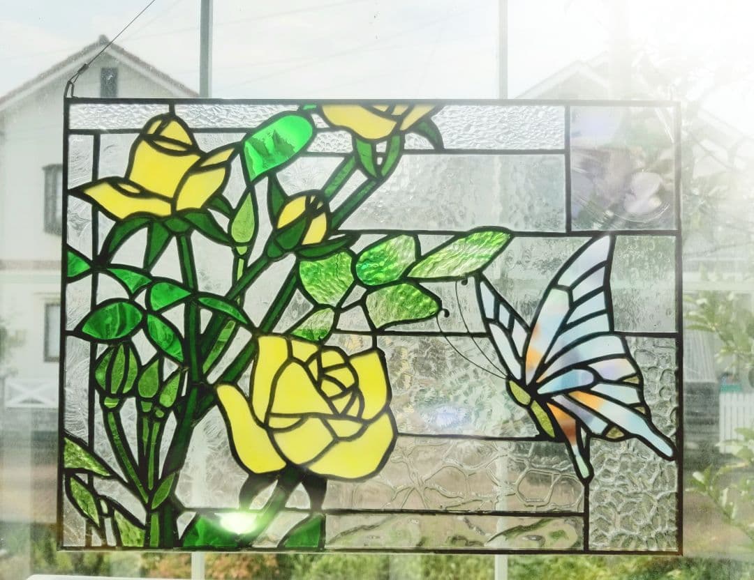 ステンドグラス　黄色い薔薇と蝶のパネル