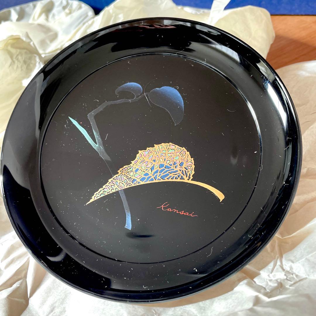 新品未使用　山本寛斎デザインkansai 花モチーフ 黒色平皿 箱付き