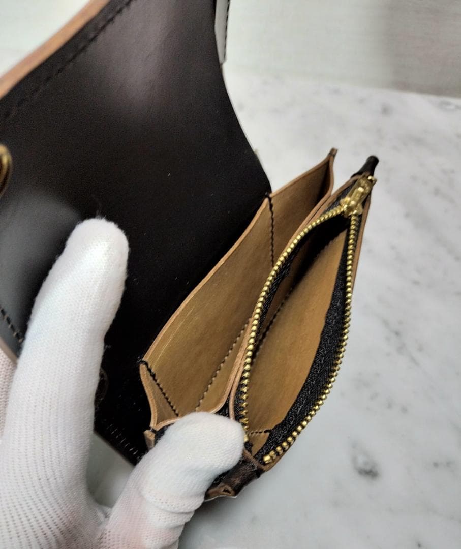 マリアム　ホースバット茶芯黒　札ポケット付きミドルトラッカーウォレット