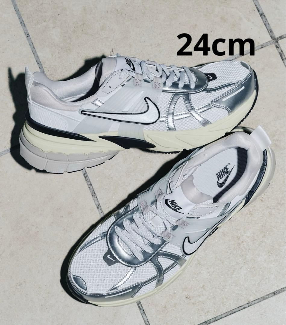 ＜NIKE＞ナイキ V2K RUN 24cm WHITE