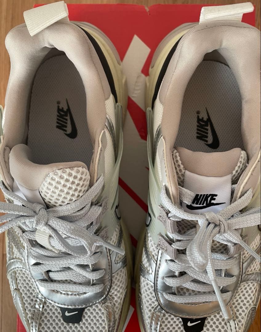 ＜NIKE＞ナイキ V2K RUN 24cm WHITE