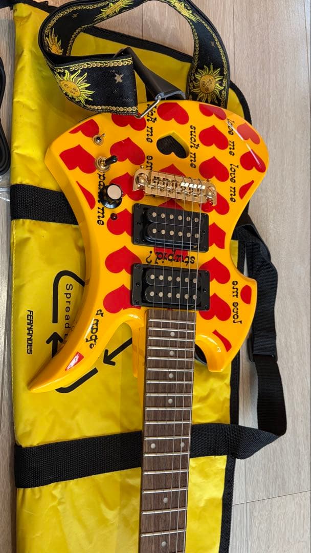 美品　hideモデル　バーニー　イエローハート　スピーカー内蔵