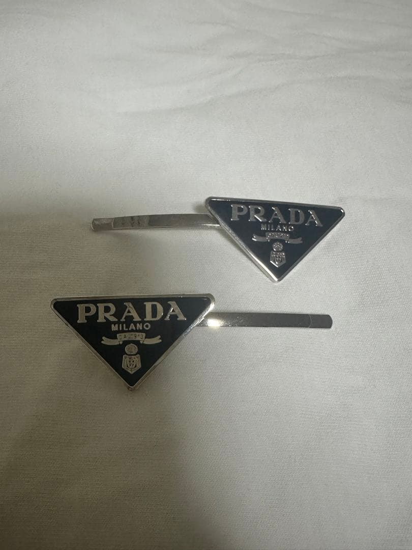 PRADA ブラック メタル ヘアピン