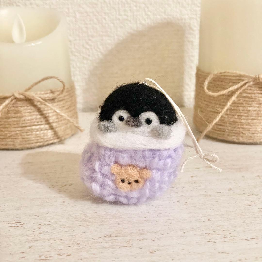 もこもこくつ下に入ったペンギンさんのクリスマスオーナメント　羊毛フェルト