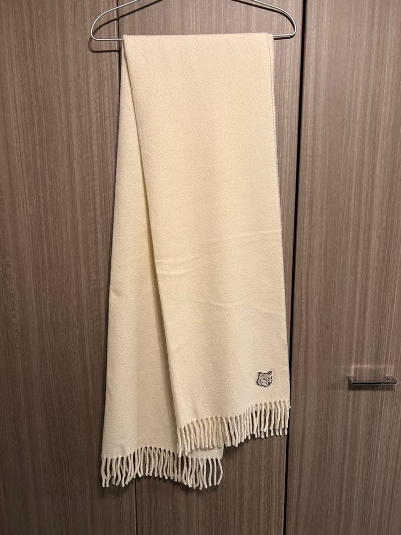 メゾン・キツネ（MAISON KITSUNE）マフラー　ホワイト