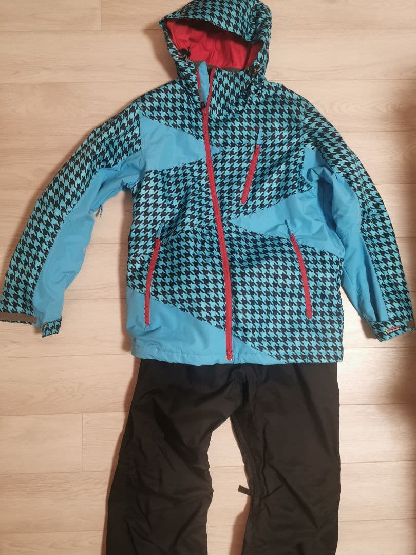 上：OP スノーボードウェア L 下：ESTIVO スノーボードウェアXL