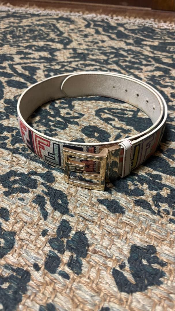 FENDI ホワイトレザー マルチカラーベルト