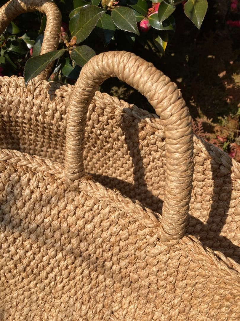 ナチュラルベージュのハンドル付きバスケット