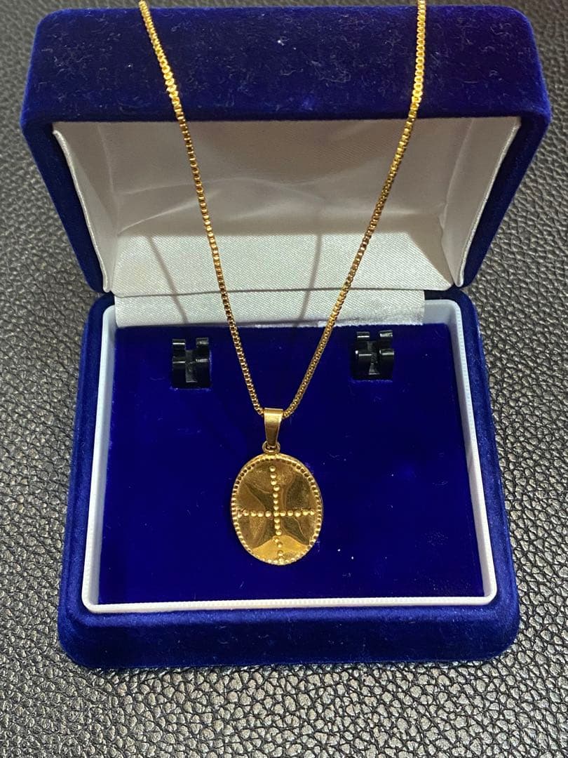 ポ*コ様 遺品整理十字模様ゴールドペンダントネックレス