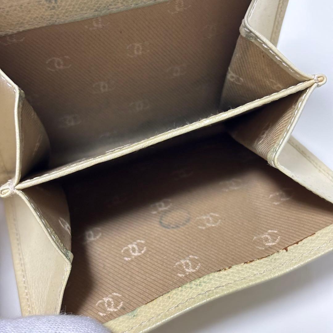 シャネル ボタンライン Wホック折財布 レザー オフホワイト