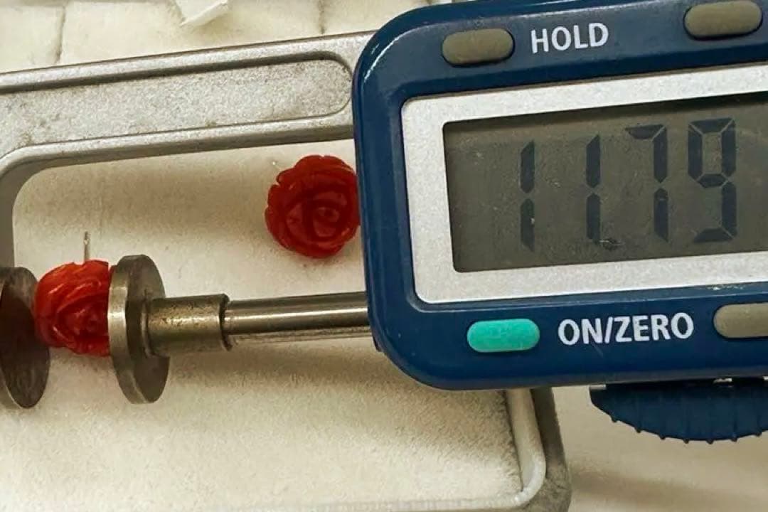 天然赤珊瑚　薔薇彫り　イヤリング　純銀